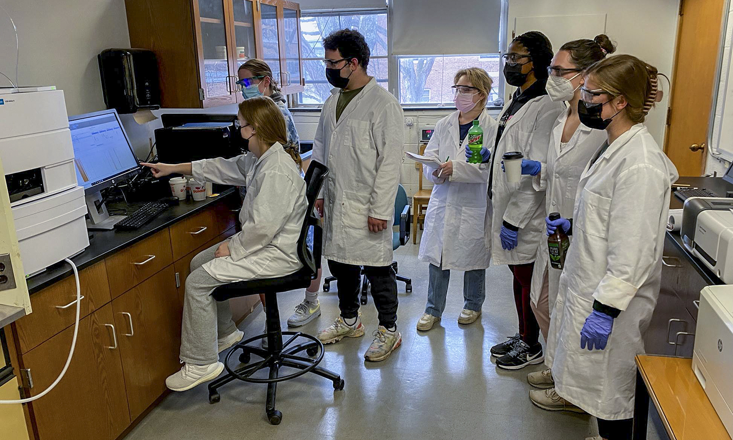Under the guidance of Professor of Chemistry Walter Bowyer and as part of a “Quantitative Analysis” class, students learn to operate the newly purchased High Pressure Liquid Chromatograph.