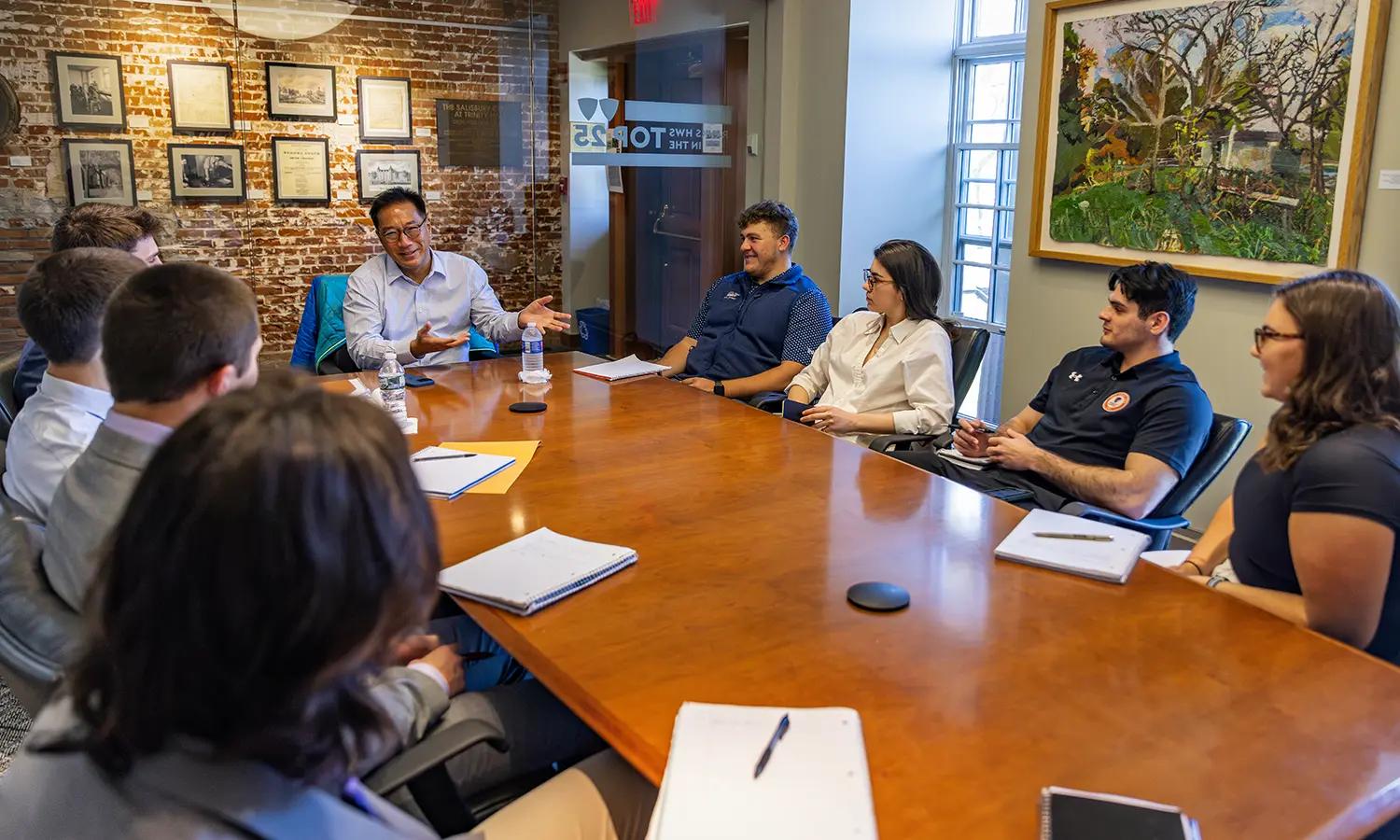 Chairman of Investment Banking at Goldman Sachs, Stephen Wong ’89 leads a roundtable discussion with students interested in finance at the Salisbury Center.
