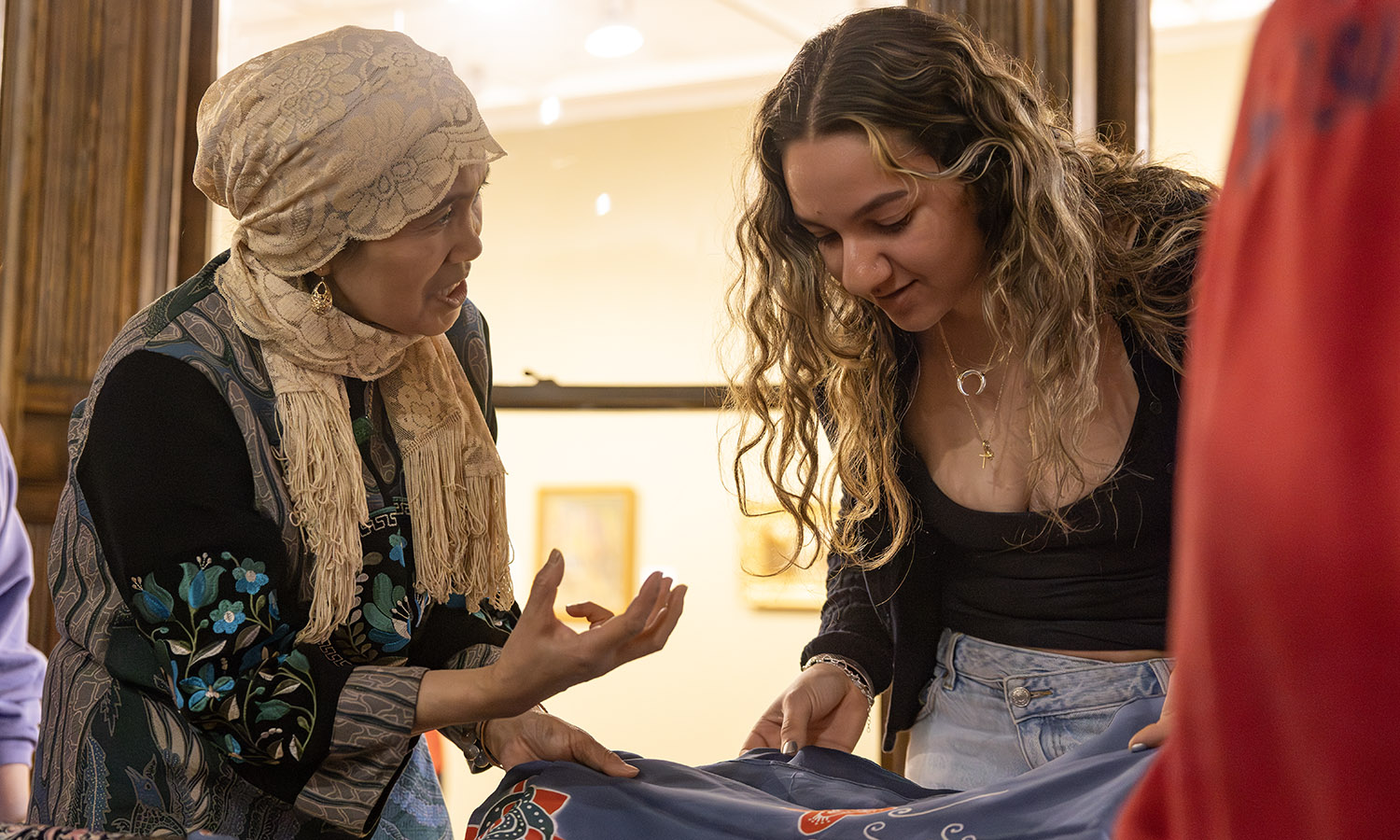 Professor of Religious Studies Etin Anwar visits Professor of Art and Architecture Liliana Leopardi's course