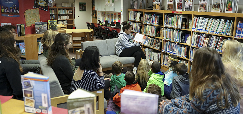 An HWS student reads to children