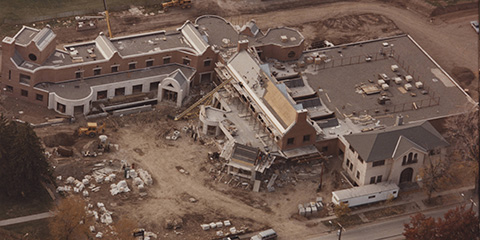 Scandling Center in construction in 1983 and students in Scandling.